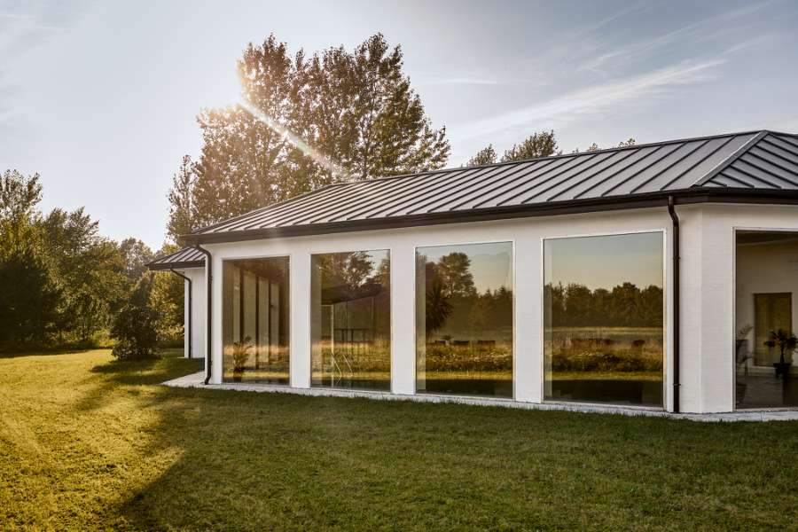 Stilren liebhaverbolig ved Hillerød styrkes med stålprofiler på taget, Hanebjergvej 3, 3400 Hillerød